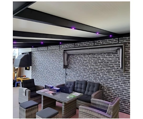 Op deze foto is een veranda van wullems zonwering te zien