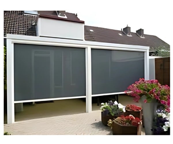 Op deze foto is een veranda wandscreen te zien